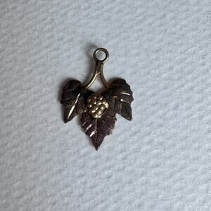 South Dakota 10k Black Hills Gold 4 Grape Leaf Pendant 1/2” .3g